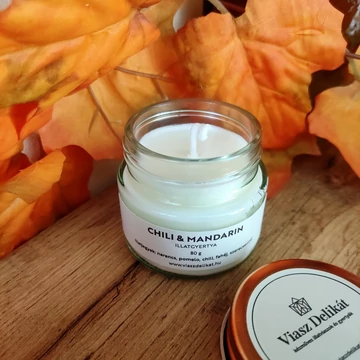 A kép csak illusztráció. A dekorációs elemek nem tartozékai az illatgyertyának.