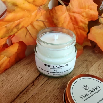 A kép csak illusztráció. A dekorációs elemek nem tartozékai az illatgyertyának.