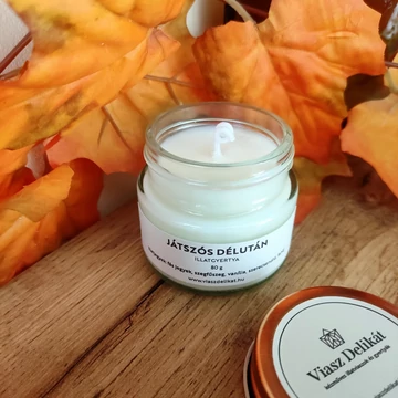 A kép csak illusztráció. A dekorációs elemek nem tartozékai az illatgyertyának.