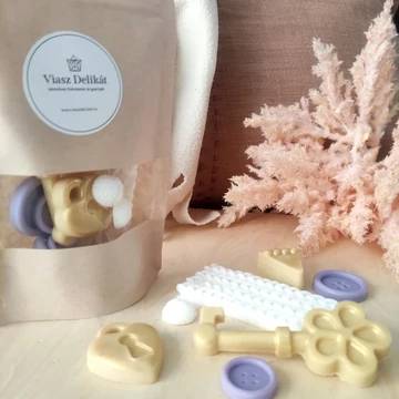 A kép csak illusztráció. A dekorációs elemek nem tartozékai az illatviasznak.