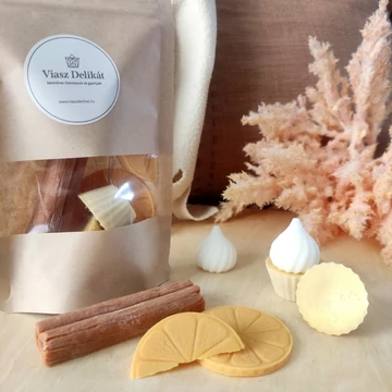 A kép csak illusztráció. A dekorációs elemek nem tartozékai az illatviasznak.
