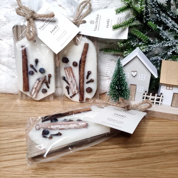 A kép csak illusztráció. A dekorációs elemek nem tartozékai az illatviasznak.